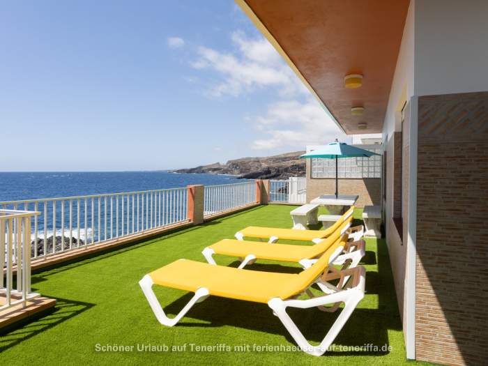Ferienhaus für 8 Personen mit Pool und Terrasse direkt am Meer