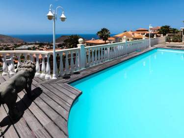 Luxus pur - ruhige Penthousewohnung mit Pool und Terrasse im Süden