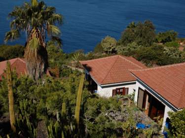 Chalet auf großem Grundstück mit Sonnenterrasse und Pool im Norden