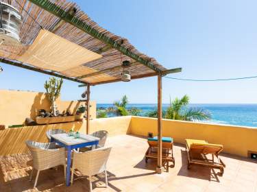 Haus im Kolonialstil in direkter Meerlage mit Terrasse im Süden