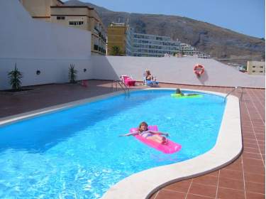 Strandnahe Maisonette mit Meerblick, Pool und 2 Terrassen