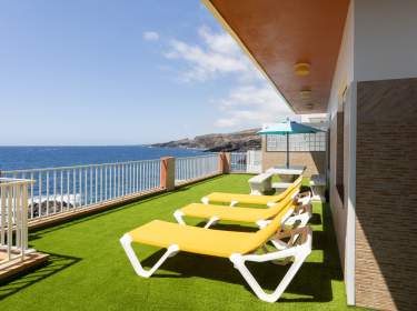Ferienhaus für 8 Personen mit Pool und Terrasse direkt am Meer