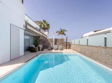 Villa mit Pool und Whirlpool