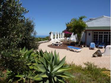 Modernes Ferienhaus auf Künstlerfinca mit beh. Pool und Meerblick