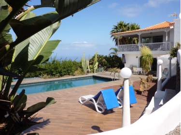Helle Villa mit Pool und 180° Panorama in La Matanza