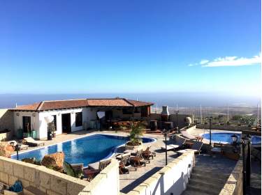 Ferienwohnung mit möblierter Terrasse auf Finca mit mehreren Pools