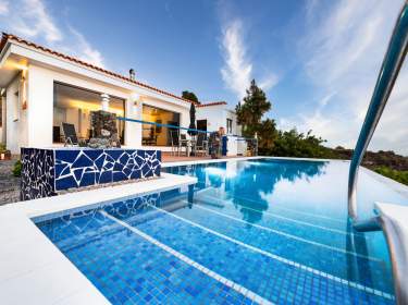 Ferienhaus für 6 Personen mit Privatpool, Meerblick, Wlan und Garten