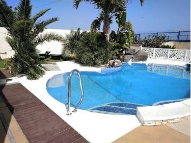 Helles und freundliches Ferienhaus mit Privatpool bei Santa Cruz