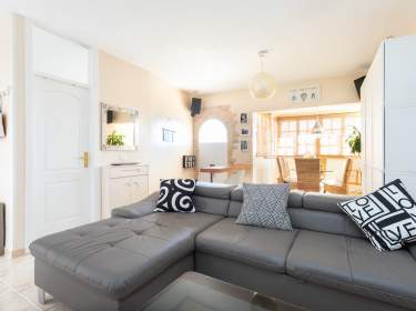 Reihenhaus mit Terrassen und Balkon