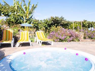 Landhaus mit Whirlpool, Terrasse, Garten und Internet in Wanderlage