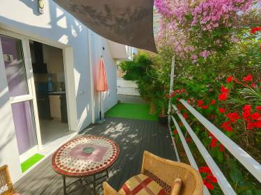 Modernes Studio mit Terrasse