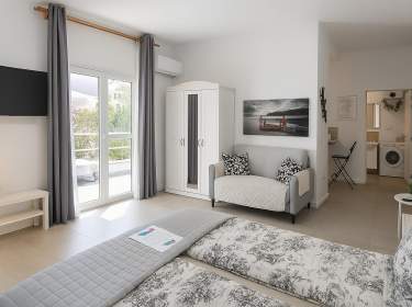 Modernes Studio mit Terrasse