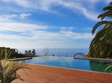 Ferienhaus mit Pool, Meerblick und schönem Außenbereich