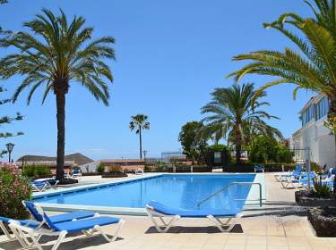 Haushälfte mit Pool und Panaromaterrasse in ruhigem Ort im Süden