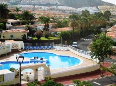 Modern eingerichetete Ferienwohnung mit Pool und Meerblick