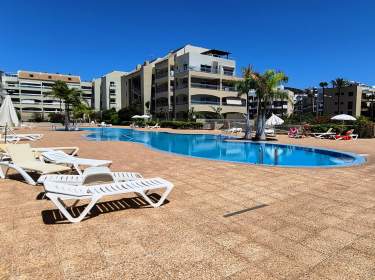 Komfortable Ferienwohnung mit Pool, Terrasse und Meerblick