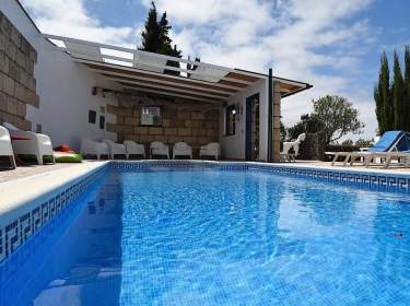 Schönes Ferienhaus mit Pool auf großer Finca mit Wein und Bodega