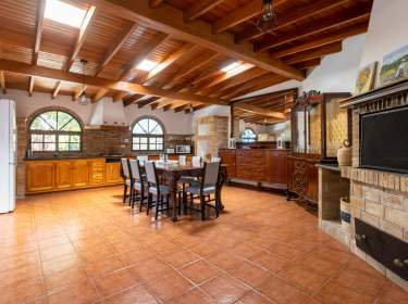 Haus mit Jacuzzi und Garten