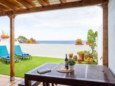 Ferienwohnung mit Meerblickterrasse und strandnaher Lage im Osten