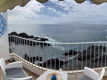 Ferienhaus mit Balkon direkt am Meer in Puerto Santiago