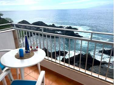 Haus mit Balkon direkt am Meer