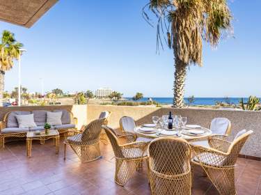 Ferienhaus mit Terrasse in erster Meeresreihe direkt am Strand