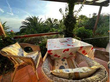 Ruhige Finca mit Terrasse und Meerblick in grünem Garten