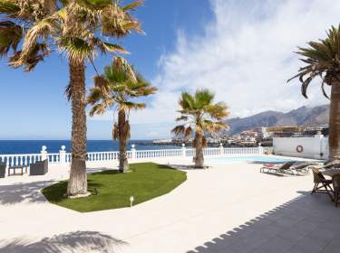 Traumhaft gelegenes Ferienhaus mit Pool direkt am Meer