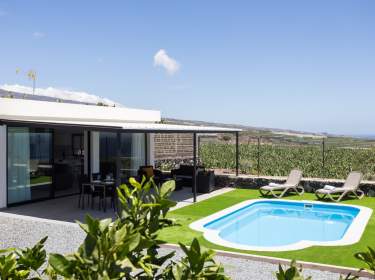 Ferienhaus mit Pool und moderner Einrichtung mitten in den Plantagen