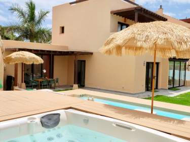 Luxuriöses Ferienhaus mit beheiztem Pool und Whirlpool am Golfplatz
