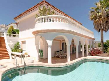 Schönes, luxuriöses Ferienhaus mit beheizbarem Pool im Süden