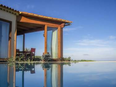 Ferienhaus mit beheiz. Infinity-Pool, Sauna und Garten an der Küste